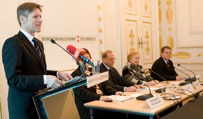 Am 28. J&auml;nner 2010 fand anl&auml;sslich des 4. Europ&auml;ischen Datenschutztages im Bundeskanzleramt die Veranstaltung &quot;Datenschutzrechtliche Herausforderungen im 21. Jahrhundert&quot; statt. Im Bild (v.l.n.r.) Staatssekr&auml;ter Josef Ostermayer, Moderatorin Eva Souhrada-Kirchmayer (Verfassungsdienst), Bernd-Christian Funk (Universit&auml;t Wien), Waltraud Kotschy (Datenschutzkommission), Johann Maier (Vorsitzender des Datenschutzrates).