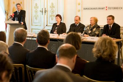 Am 28. J&auml;nner 2010 fand anl&auml;sslich des 4. Europ&auml;ischen Datenschutztages im Bundeskanzleramt die Veranstaltung &quot;Datenschutzrechtliche Herausforderungen im 21. Jahrhundert&quot; statt. Im Bild (v.l.n.r.) Staatssekr&auml;ter Josef Ostermayer, Moderatorin Eva Souhrada-Kirchmayer (Verfassungsdienst), Bernd-Christian Funk (Universit&auml;t Wien), Waltraud Kotschy (Datenschutzkommission), Johann Maier (Vorsitzender des Datenschutzrates).