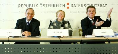 Am 28. J&auml;nner 2010 fand anl&auml;sslich des 4. Europ&auml;ischen Datenschutztages im Bundeskanzleramt die Veranstaltung &quot;Datenschutzrechtliche Herausforderungen im 21. Jahrhundert&quot; statt. Im Bild (v.l.n.r.) Bernd-Christian Funk (Universit&auml;t Wien), Waltraud Kotschy (Datenschutzkommission) und Johann Maier (Vorsitzender des Datenschutzrates) bei der anschlie&szlig;enden Pressekonferenz.