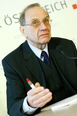 Am 28. J&auml;nner 2010 fand anl&auml;sslich des 4. Europ&auml;ischen Datenschutztages im Bundeskanzleramt die Veranstaltung &quot;Datenschutzrechtliche Herausforderungen im 21. Jahrhundert&quot; statt. Im Bild (v.l.n.r.) Bernd-Christian Funk (Universit&auml;t Wien) bei der anschlie&szlig;enden Pressekonferenz.