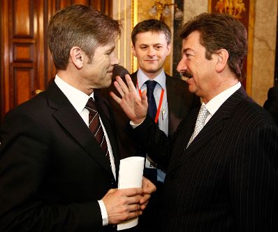 Am 26. Februar 2010 fand im Parlament eine Veranstaltung zum Thema &quot;Informations- und Kommunikationstechnologie&quot; statt. Im Bild Staatssekret&auml;r Josef Ostermayer (l.) im Gespr&auml;ch mit dem Vortragenden Kurt Gartlehner (r.).