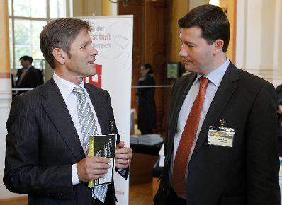 Am 21. September 2010 wurde in der Universit&auml;t Wien der Internet Summit Austria 2010 durch Staatssekret&auml;r Ostermayer er&ouml;ffnet. Im Bild Staatssekret&auml;r Josef Ostermayer (l.) im Gespr&auml;ch mit Martin Selmayr (r.) dem Kabinettchef der EU-Kommissarin Viviane Reding.