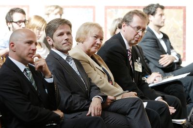 Am 21. September 2010 wurde in der Universit&auml;t Wien der Internet Summit Austria 2010 durch Staatssekret&auml;r Ostermayer er&ouml;ffnet. Im Bild (v.l.n.r.) ISPA Pr&auml;sident Andreas Koman, Staatssekret&auml;r Josef Ostermayer, ehem. gesch&auml;ftsf&uuml;hrendes Mitglied der Datenschutzkommission Waltraut Kotschy und Hofrat des Verwaltungsgerichtshofs Hans Peter Lehofer.