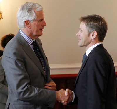 Am 27. September 2010 empfing Staatsekret&auml;r Josef Ostemayer (r.) den EU-Kommissar f&uuml;r Binnenmarkt und Dienstleistungen Michael Barnier (l.) zu einem bilateralen Gespr&auml;ch im Bundeskanzleramt.