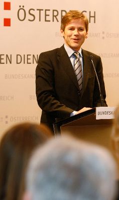 Am 12. Mai 2010 wurden im Bundeskanzleramt in Wien die Johanna-Dohnal-F&ouml;rderpreise an Dissertantinnen und Diplomandinnen, die ein technisches und/oder feministisches Studium absolvieren verliehen. Im Bild Staatssekret&auml;r Josef Ostermayer.