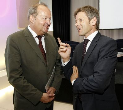 Am 14. Juni 2011 hielt Staatssekret&auml;r Josef Ostermayer (r.) die Er&ouml;ffnungsrede bei der Veranstaltung 10 Jahre RTR (Rundfunk &amp; Telekom Regulierungs-GmbH) und KommAustria zu &quot;Mit Qualit&auml;t und Medienvielfalt in die Zukunft&quot; im MuseumsQuartier Wien. Im Bild mit dem RTR-GmbH Gesch&auml;ftsf&uuml;hrer Alfred Grinschgl (l.).