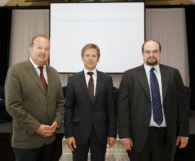 Am 14. Juni 2011 hielt Staatssekret&auml;r Josef Ostermayer (m.) die Er&ouml;ffnungsrede bei der Veranstaltung 10 Jahre RTR (Rundfunk &amp; Telekom Regulierungs-GmbH) und KommAustria zu &quot;Mit Qualit&auml;t und Medienvielfalt in die Zukunft&quot; im MuseumsQuartier Wien. Im Bild mit RTR-GmbH Gesch&auml;ftsf&uuml;hrer Alfred Grinschgl (l.) und KommAustria Vorsitzenden Michael Ogris (r.).