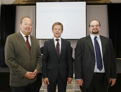 Am 14. Juni 2011 hielt Staatssekret&auml;r Josef Ostermayer (m.) die Er&ouml;ffnungsrede bei der Veranstaltung 10 Jahre RTR (Rundfunk &amp; Telekom Regulierungs-GmbH) und KommAustria zu &quot;Mit Qualit&auml;t und Medienvielfalt in die Zukunft&quot; im MuseumsQuartier Wien. Im Bild mit RTR-GmbH Gesch&auml;ftsf&uuml;hrer Alfred Grinschgl (l.) und KommAustria Vorsitzenden Michael Ogris (r.).