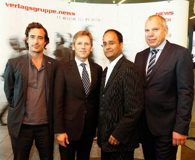 Am 27. September 2011 verlieh der Medienstaatssekret&auml;r den Alfred-Worm-Preis in der Wiener Stadthalle. Im Bild (v.l.n.r.) Preistr&auml;ger Philipp Horak, Medienstaatssekret&auml;r Josef Ostermayer, Preistr&auml;ger Ashwien Sankholkar und News-Verlagsgruppenchef Axel Bogocz.