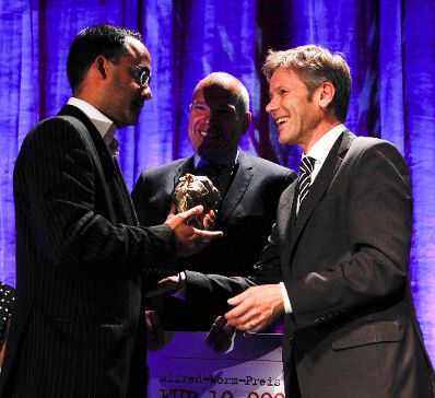 Am 27. September 2011 verlieh der Medienstaatssekret&auml;r den Alfred-Worm-Preis in der Wiener Stadthalle. Im Bild (v.r.n.l.) Medienstaatssekret&auml;r Josef Ostermayer mit News-Verlagsgruppenchef Axel Bogocz und Preistr&auml;ger Ashwien Sankholkar.