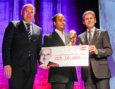 Am 27. September 2011 verlieh der Medienstaatssekret&auml;r den Alfred-Worm-Preis in der Wiener Stadthalle. Im Bild (v.r.n.l.) Medienstaatssekret&auml;r Josef Ostermayer mit Preistr&auml;ger Ashwien Sankholkar und News-Verlagsgruppenchef Axel Bogocz.