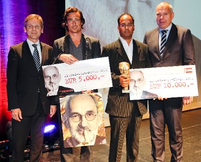 Am 27. September 2011 verlieh der Medienstaatssekret&auml;r den Alfred-Worm-Preis in der Wiener Stadthalle. Im Bild (v.l.n.r.) Medienstaatssekret&auml;r Josef Ostermayer mit Preistr&auml;ger Philipp Horak, Preistr&auml;ger Ashwien Sankholkar und News-Verlagsgruppenchef Axel Bogocz.