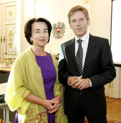 Am 5. Oktober 2011 wurde die Bioethikkommission beim Bundeskanzleramt neu bestellt. Gleichzeitig feiert die Bioethikkommission ihr 10-j&auml;hriges Bestehen. An dem Festakt in den R&auml;umlichkeiten des Bundeskanzleramtes, nahm auch Staatssekret&auml;r Josef Ostermayer teil. An den Festakt schloss sich eine Veranstaltung zum Thema &quot;Bioethikkommissionen - Ethische Beratung - Was kann sie leisten?&quot; an. Im Bild Staatssekret&auml;r Josef Ostermayer (r.) mit der neu bestellten Vorsitzenden der Bioethikkommission beim Bundeskanzleramt, Christiane Druml (l.).