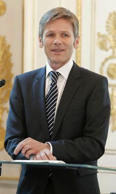 Am 5. Oktober 2011 wurde die Bioethikkommission beim Bundeskanzleramt neu bestellt. Gleichzeitig feiert die Bioethikkommission ihr 10-j&auml;hriges Bestehen. An dem Festakt in den R&auml;umlichkeiten des Bundeskanzleramtes, nahm auch Staatssekret&auml;r Josef Ostermayer (im Bild) teil. An den Festakt schloss sich eine Veranstaltung zum Thema &quot;Bioethikkommissionen - Ethische Beratung - Was kann sie leisten?&quot; an.