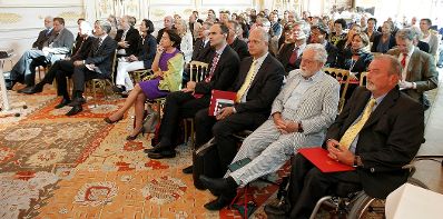 Am 5. Oktober 2011 wurde die Bioethikkommission beim Bundeskanzleramt neu bestellt. Gleichzeitig feiert die Bioethikkommission ihr 10-j&auml;hriges Bestehen. An dem Festakt in den R&auml;umlichkeiten des Bundeskanzleramtes, nahm auch Staatssekret&auml;r Josef Ostermayer teil. An den Festakt schloss sich eine Veranstaltung zum Thema &quot;Bioethikkommissionen - Ethische Beratung - Was kann sie leisten?&quot; an.