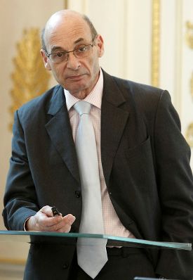 Am 5. Oktober 2011 wurde die Bioethikkommission beim Bundeskanzleramt neu bestellt. Gleichzeitig feiert die Bioethikkommission ihr 10-j&auml;hriges Bestehen. An dem Festakt in den R&auml;umlichkeiten des Bundeskanzleramtes, nahm auch Staatssekret&auml;r Josef Ostermayer teil. An den Festakt schloss sich eine Veranstaltung zum Thema &quot;Bioethikkommissionen - Ethische Beratung - Was kann sie leisten?&quot; an. Im Bild Julian Kinderlehrer.