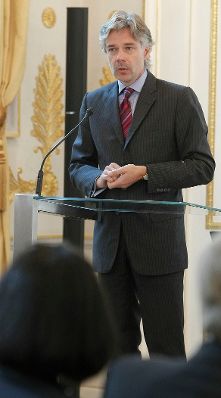 Am 5. Oktober 2011 wurde die Bioethikkommission beim Bundeskanzleramt neu bestellt. Gleichzeitig feiert die Bioethikkommission ihr 10-j&auml;hriges Bestehen. An dem Festakt in den R&auml;umlichkeiten des Bundeskanzleramtes, nahm auch Staatssekret&auml;r Josef Ostermayer teil. An den Festakt schloss sich eine Veranstaltung zum Thema &quot;Bioethikkommissionen - Ethische Beratung - Was kann sie leisten?&quot; an. Im Bild Sektionschef Harald Dossi.