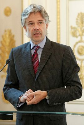 Am 5. Oktober 2011 wurde die Bioethikkommission beim Bundeskanzleramt neu bestellt. Gleichzeitig feiert die Bioethikkommission ihr 10-j&auml;hriges Bestehen. An dem Festakt in den R&auml;umlichkeiten des Bundeskanzleramtes, nahm auch Staatssekret&auml;r Josef Ostermayer teil. An den Festakt schloss sich eine Veranstaltung zum Thema &quot;Bioethikkommissionen - Ethische Beratung - Was kann sie leisten?&quot; an. Im Bild Sektionschef Harald Dossi.