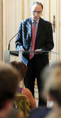 Am 5. Oktober 2011 wurde die Bioethikkommission beim Bundeskanzleramt neu bestellt. Gleichzeitig feiert die Bioethikkommission ihr 10-j&auml;hriges Bestehen. An dem Festakt in den R&auml;umlichkeiten des Bundeskanzleramtes, nahm auch Staatssekret&auml;r Josef Ostermayer teil. An den Festakt schloss sich eine Veranstaltung zum Thema &quot;Bioethikkommissionen - Ethische Beratung - Was kann sie leisten?&quot; an. Im Bild IBC-Vorsitzender Stefano Semplici.