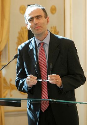 Am 5. Oktober 2011 wurde die Bioethikkommission beim Bundeskanzleramt neu bestellt. Gleichzeitig feiert die Bioethikkommission ihr 10-j&auml;hriges Bestehen. An dem Festakt in den R&auml;umlichkeiten des Bundeskanzleramtes, nahm auch Staatssekret&auml;r Josef Ostermayer teil. An den Festakt schloss sich eine Veranstaltung zum Thema &quot;Bioethikkommissionen - Ethische Beratung - Was kann sie leisten?&quot; an. Im Bild IBC-Vorsitzender Stefano Semplici.