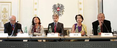 Am 5. Oktober 2011 wurde die Bioethikkommission beim Bundeskanzleramt neu bestellt. Gleichzeitig feiert die Bioethikkommission ihr 10-j&auml;hriges Bestehen. An dem Festakt in den R&auml;umlichkeiten des Bundeskanzleramtes, nahm auch Staatssekret&auml;r Josef Ostermayer teil. An den Festakt schloss sich eine Veranstaltung zum Thema &quot;Bioethikkommissionen - Ethische Beratung - Was kann sie leisten?&quot; an. Im Bild (v.l.n.r.) die beiden ehemaligen Mitglieder der Bioethikkommission G&uuml;nter Virt und Karin Gutierrez-Lobos, Sektionschef Harald Dossi, die Vorsitzende der Bioethikkommission Christiane Druml und der ehemalige Vorsitzende der Bioethikkommission Johannes Huber.