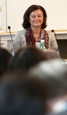 Am 5. Oktober 2011 wurde die Bioethikkommission beim Bundeskanzleramt neu bestellt. Gleichzeitig feiert die Bioethikkommission ihr 10-j&auml;hriges Bestehen. An dem Festakt in den R&auml;umlichkeiten des Bundeskanzleramtes, nahm auch Staatssekret&auml;r Josef Ostermayer teil. An den Festakt schloss sich eine Veranstaltung zum Thema &quot;Bioethikkommissionen - Ethische Beratung - Was kann sie leisten?&quot; an. Im Bild Karin Gutierrez-Lobos (ehemaliges Mitglied der Bioethikkommission).