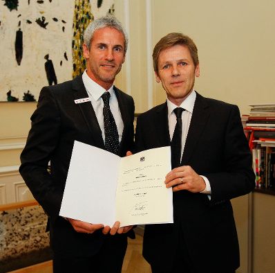 Am 14. Dezember 2011 bestellte der Bundeskanzler Vertreterinnen und Vertreter der Wirtschaft zu Mitgliedern der bei der Bundesanstalt &quot;Statistik &Ouml;sterreich&quot; eingerichteten Wirtschaftskurie. Damit haben sie das Recht, die Bezeichnung &quot;Kommerzialrat f&uuml;r die Statistik&quot; zu f&uuml;hren. Im Bild Staatssekret&auml;r Josef Ostermayer (r.) bei der Dekret&uuml;berreichung an Michael Konsel (l.).