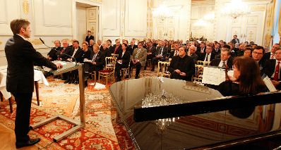 Am 14. Dezember 2011 bestellte der Bundeskanzler Vertreterinnen und Vertreter der Wirtschaft zu Mitgliedern der bei der Bundesanstalt &quot;Statistik &Ouml;sterreich&quot; eingerichteten Wirtschaftskurie. Damit haben sie das Recht, die Bezeichnung &quot;Kommerzialrat f&uuml;r die Statistik&quot; zu f&uuml;hren. Die Dekrete wurden von Staatssekret&auml;r Josef Ostermayer (l.) &uuml;berreicht.