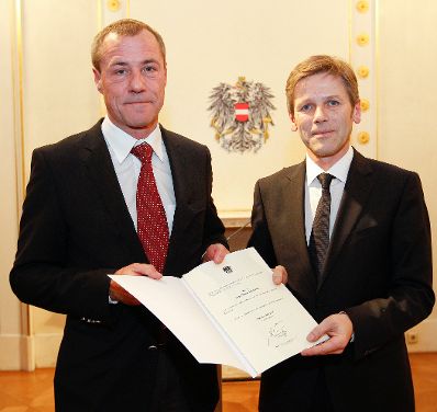 Am 14. Dezember 2011 bestellte der Bundeskanzler Vertreterinnen und Vertreter der Wirtschaft zu Mitgliedern der bei der Bundesanstalt &quot;Statistik &Ouml;sterreich&quot; eingerichteten Wirtschaftskurie. Damit haben sie das Recht, die Bezeichnung &quot;Kommerzialrat f&uuml;r die Statistik&quot; zu f&uuml;hren. Im Bild Staatssekret&auml;r Josef Ostermayer (r.) bei der Dekret&uuml;berreichung an Thomas Engelits (l.).