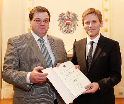 Am 14. Dezember 2011 bestellte der Bundeskanzler Vertreterinnen und Vertreter der Wirtschaft zu Mitgliedern der bei der Bundesanstalt &quot;Statistik &Ouml;sterreich&quot; eingerichteten Wirtschaftskurie. Damit haben sie das Recht, die Bezeichnung &quot;Kommerzialrat f&uuml;r die Statistik&quot; zu f&uuml;hren. Im Bild Staatssekret&auml;r Josef Ostermayer (r.) bei der Dekret&uuml;berreichung an Heinrich Hasenauer (l.).