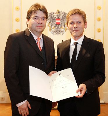 Am 14. Dezember 2011 bestellte der Bundeskanzler Vertreterinnen und Vertreter der Wirtschaft zu Mitgliedern der bei der Bundesanstalt &quot;Statistik &Ouml;sterreich&quot; eingerichteten Wirtschaftskurie. Damit haben sie das Recht, die Bezeichnung &quot;Kommerzialrat f&uuml;r die Statistik&quot; zu f&uuml;hren. Im Bild Staatssekret&auml;r Josef Ostermayer (r.) bei der Dekret&uuml;berreichung an Christian Klug (l.).