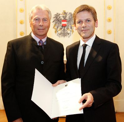 Am 14. Dezember 2011 bestellte der Bundeskanzler Vertreterinnen und Vertreter der Wirtschaft zu Mitgliedern der bei der Bundesanstalt &quot;Statistik &Ouml;sterreich&quot; eingerichteten Wirtschaftskurie. Damit haben sie das Recht, die Bezeichnung &quot;Kommerzialrat f&uuml;r die Statistik&quot; zu f&uuml;hren. Im Bild Staatssekret&auml;r Josef Ostermayer (r.) bei der Dekret&uuml;berreichung an Bruno Machacek (l.).