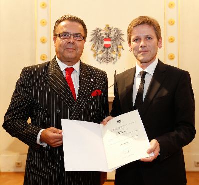 Am 14. Dezember 2011 bestellte der Bundeskanzler Vertreterinnen und Vertreter der Wirtschaft zu Mitgliedern der bei der Bundesanstalt &quot;Statistik &Ouml;sterreich&quot; eingerichteten Wirtschaftskurie. Damit haben sie das Recht, die Bezeichnung &quot;Kommerzialrat f&uuml;r die Statistik&quot; zu f&uuml;hren. Im Bild Staatssekret&auml;r Josef Ostermayer (r.) bei der Dekret&uuml;berreichung an Othmar Michl (l.).