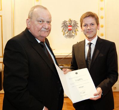 Am 14. Dezember 2011 bestellte der Bundeskanzler Vertreterinnen und Vertreter der Wirtschaft zu Mitgliedern der bei der Bundesanstalt &quot;Statistik &Ouml;sterreich&quot; eingerichteten Wirtschaftskurie. Damit haben sie das Recht, die Bezeichnung &quot;Kommerzialrat f&uuml;r die Statistik&quot; zu f&uuml;hren. Im Bild Staatssekret&auml;r Josef Ostermayer (r.) bei der Dekret&uuml;berreichung an Theodor &Ouml;sterreicher (l.).