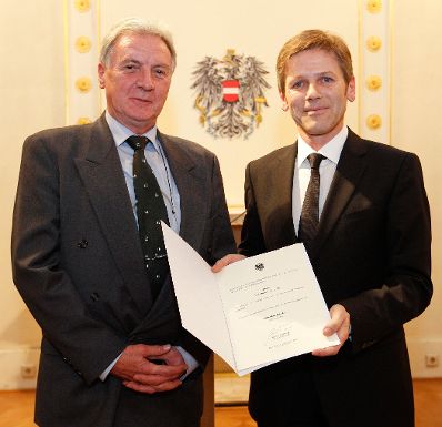 Am 14. Dezember 2011 bestellte der Bundeskanzler Vertreterinnen und Vertreter der Wirtschaft zu Mitgliedern der bei der Bundesanstalt &quot;Statistik &Ouml;sterreich&quot; eingerichteten Wirtschaftskurie. Damit haben sie das Recht, die Bezeichnung &quot;Kommerzialrat f&uuml;r die Statistik&quot; zu f&uuml;hren. Im Bild Staatssekret&auml;r Josef Ostermayer (r.) bei der Dekret&uuml;berreichung an Hubert Pichler (l.).