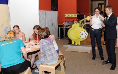 Am Donnerstag, 26. Mai 2011, Staatssekret&auml;r Josef Ostermayer im Rahmen der Demokratiewerkstatt des Parlaments. Sch&uuml;lerinnen und Sch&uuml;ler der zweiten Klasse des Gymnasiums Maroltingergasse im 16. Bezirk.