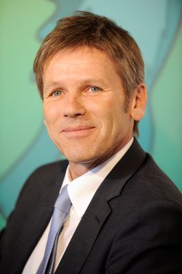 Am Donnerstag, 26. Mai 2011, Staatssekret&auml;r Josef Ostermayer im Rahmen der Demokratiewerkstatt des Parlaments. Sch&uuml;lerinnen und Sch&uuml;ler der zweiten Klasse des Gymnasiums Maroltingergasse im 16. Bezirk.