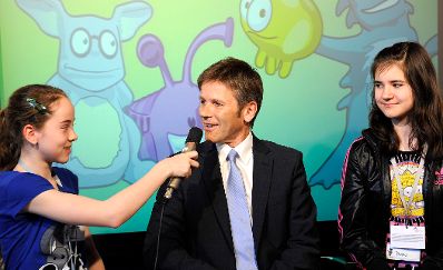 Am Donnerstag, 26. Mai 2011, Staatssekret&auml;r Josef Ostermayer im Rahmen der Demokratiewerkstatt des Parlaments. Sch&uuml;lerinnen und Sch&uuml;ler der zweiten Klasse des Gymnasiums Maroltingergasse im 16. Bezirk.