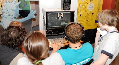 Am Donnerstag, 26. Mai 2011, Staatssekret&auml;r Josef Ostermayer im Rahmen der Demokratiewerkstatt des Parlaments. Sch&uuml;lerinnen und Sch&uuml;ler der zweiten Klasse des Gymnasiums Maroltingergasse im 16. Bezirk.