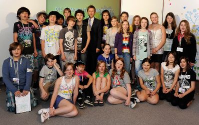 Am Donnerstag, 26. Mai 2011, Staatssekret&auml;r Josef Ostermayer im Rahmen der Demokratiewerkstatt des Parlaments. Sch&uuml;lerinnen und Sch&uuml;ler der zweiten Klasse des Gymnasiums Maroltingergasse im 16. Bezirk.