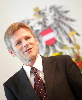Am 19. Juli 2011 zeichnete Staatssekret&auml;r Josef Ostermayer Funktion&auml;re des &quot;Bundes Sozialdemokratischer Freiheitsk&auml;mpfer/innen&quot; aus.