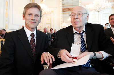Am 19. Juli 2011 zeichnete Staatssekret&auml;r Josef Ostermayer (l.) Funktion&auml;re des &quot;Bundes Sozialdemokratischer Freiheitsk&auml;mpfer/innen&quot; aus. Im Bild mit Jonny Moser (r.) bei der &Uuml;berreichung des Bundes-Ehrenzeichens.