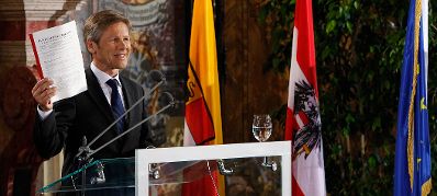 Am 16. August 2011 nahm Bundeskanzler Werner Faymann gemeinsam mit Staatssekret&auml;r Josef Ostermayer (im Bild) an der Festveranstaltung anl&auml;sslich der L&ouml;sung der K&auml;rntner Ortstafelfrage in Klagenfurt teil.