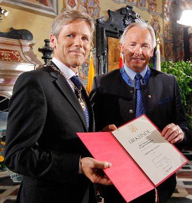 Am 16. August 2011 nahm Bundeskanzler Werner Faymann gemeinsam mit dem Staatssekret&auml;r an der Festveranstaltung anl&auml;sslich der L&ouml;sung der K&auml;rntner Ortstafelfrage in Klagenfurt teil. Im Bild Staatssekret&auml;r Josef Ostermayer (l.) und Landeshauptmann Gerhard D&ouml;rfler (r.) bei der &Uuml;berreichung des Landesordens in Gold.