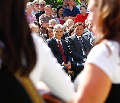 Am 16. August 2011 nahm der Bundeskanzler gemeinsam mit Staatssekret&auml;r Josef Ostermayer, im Rahmen eines Festakts an der Aufstellung der zweisprachigen Ortstafeln in Bad Eisenkappel teil. Im Bild Bundeskanzler Werner Faymann (l.) mit dem slowenischen Ministerpr&auml;sidenten Borut Pahor (r.).
