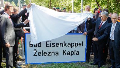 Am 16. August 2011 nahm Bundeskanzler Werner Faymann gemeinsam mit Staatssekret&auml;r Josef Ostermayer, im Rahmen eines Festakts an der Aufstellung der zweisprachigen Ortstafeln in Bad Eisenkappel teil.