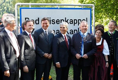 Am 16. August 2011 nahm Bundeskanzler Werner Faymann gemeinsam mit Staatssekret&auml;r Josef Ostermayer, im Rahmen eines Festakts an der Aufstellung der zweisprachigen Ortstafeln in Bad Eisenkappel teil.