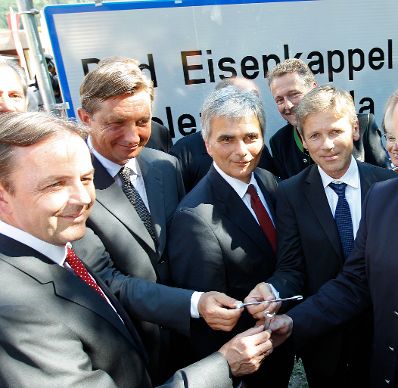 Am 16. August 2011 nahm Bundeskanzler Werner Faymann gemeinsam mit Staatssekret&auml;r Josef Ostermayer, im Rahmen eines Festakts an der Aufstellung der zweisprachigen Ortstafeln in Bad Eisenkappel teil.