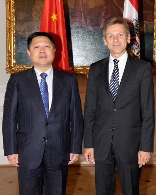 Im Rahmen des Mediensymposiums &Ouml;sterreich-China empfing am 14. September 2011 Medienstaatssekret&auml;r Josef Ostermayer (r.) den Vizeminister des Informationsb&uuml;ros der Volksrepublik China, Wang Zhongwei (l.) zu einem Arbeitsgespr&auml;ch im Bundeskanzleramt.