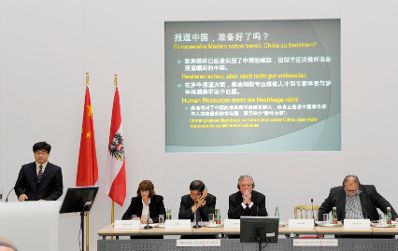 Am 14. September 2011 fand das Mediensymposium &Ouml;sterreich-China in Wien statt. Im Bild (v.l.n.r.) Wang Baokun (Tageszeitung Jingji), Margaretha Kopeinig (Moderation), Fang Xiangsheng (Tageszeitung Guangming), Kurt Seinitz (Kronen Zeitung), Helmut Opletal (Universit&auml;t Wien).